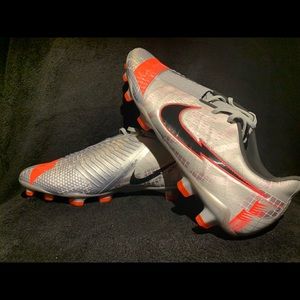 Nike phantom venom brand new never worn with string bag size 11 drop an offer